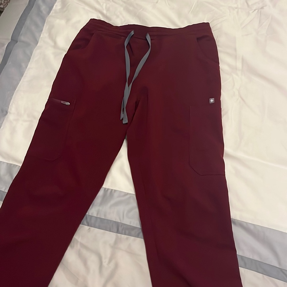 Figs scrub pants in burgundy